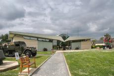 Normandië 2014 - Classic Car Road Trip Normandië: De voorkant van het Pegasus Memorial Museum in Ranville lijkt op een zweefvliegtuig, het museum...