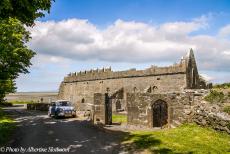Ierland 2017 - Classic Car Road Trip Ierland: De ruïne van de Abdij van Murrisk ligt aan de voet van de Croagh Patrick. De Abdij van Murrisk werd gebouwd op...