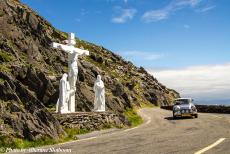 Ierland 2017 - In onze Mini Authi uit 1974 rijden we over de Slea Head Drive en passeren Slea Head met het iconische witte kruis met de drie...