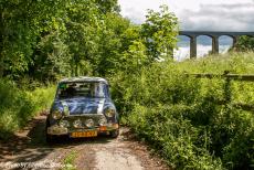 Ierland 2017 - Classic Car Road Trip via Engeland en Wales naar Ierland: Onze classic Mini bij het Pontcysyllte-aquaduct in Wales. Het Pontcysyllte-aquaduct...