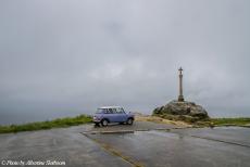 Portugal - Classic Car Road Trip: Onze classic Mini aan het einde van de pelgrimsweg naar Santiago de Compostela, Kaap Finisterre in...