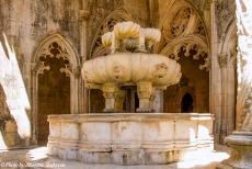 Portugal - Classic Car Road Trip Portugal: Het Gotische wasbekken, de lavabo, van het klooster van Batalha dateert uit 1450. De bouw van het...