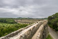 Portugal - Classic Car Road Trip Portugal: Het Pegões Aquaduct gezien vanaf het controlegebouwtje van het aquaductl. Het Pegões...