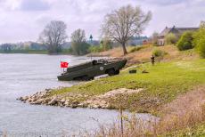 Herdenking Operatie Cannonshot 2019 - Herdenking van Operatie Cannonshot 2019: Een DUKW (uitspraak: duck) op de oever van de rivier bij het monument De IJsseloversteek. Een DUKW is een...