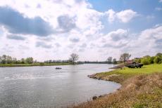 Herdenking Operatie Cannonshot 2019 - Herdenking Operatie Cannonshot 2019: Een DUKW op de oever van de IJssel bij het monument De IJsseloversteek, terwijl een&nbsp;Ford GPA Jeep op de...