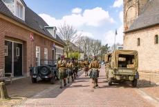 Herdenking Operatie Cannonshot 2019 - Herdenking van Operatie Cannonshot 2019: De band Highland Regiment Pipes and Drums marcheert door&nbsp;de&nbsp;Kerkstraat in Wilp. Aan beide...