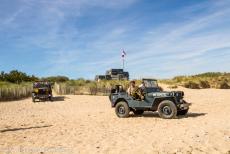 75 jaar na D-Day - Classic Car Road Trip Normandië, 75 jaar na D-Day: Een Willys MB Jeep en Ford GPW Jeep op Juno Beach. Juno Beach strekt zich uit...
