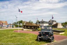 75 jaar na D-Day - Classic Car Road Trip Normandië, 75 jaar na D-Day: Onze Ford Jeep uit WOII bij een Sexton gemotoriseerd kanon in Ver-sur-Mer. De Sexton...