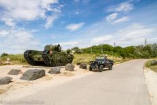 75 jaar na D-Day - Classic Car Road Trip Normandië, 75 jaar na D-Day: Een Churchill AVRE op Juno Beach in Graye-sur-Mer, een monument voor hen...
