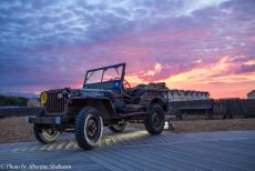 75 jaar na D-Day - Classic Car Road Trip Normandië, de 75ste herdenking van D-Day: Een Willys MB Jeep op Sword Beach tijdens het Liberty Concert Normandy 2019....