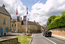 75 jaar na D-Day - Classic Car Road Trip Normandië, 75 jaar na D-Day: Met onze Ford Jeep uit WOII door de straten van een klein dorpje in...