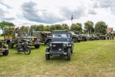 75 jaar na D-Day - Classic Car Road Trip Normandië, de 75ste herdenking van D-Day: Onze Ford GPW Jeep voor een rij met militaire voertuigen uit WOII. Op 6...