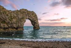 IMM 2019 Bristol - Classic Car Road Trip: Durdle Door is one of the most iconic landmarks of the Jurassic Coast in Dorset. The natural limestone arch is situated...