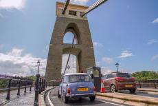 Engeland, IMM in Bristol - Onze Mini Authi bij het tolpoortje aan de oostkant van de Clifton Suspension Bridge. Sinds de opening van deze bijzondere hangbrug in 1864 is het...
