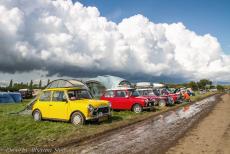 Engeland, IMM in Bristol - Een rij Classic Mini's op het IMM in Bristol. Na een zware storm en hevige regenbuien werden de paden en grote gedeelten van het...