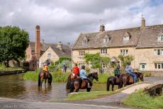 Engeland, IMM in Bristol - Enkele paarden in de rivier de Eye, de Old Mill&nbsp;van Lower Slaughter op de achtergrond. Deze molen stond ook bekend als Slaughter Mill;...