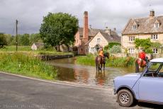 Engeland, IMM in Bristol - Paarden in de rivier de Eye bij de Old Mill van Lower Slaughter, met onze Classic Mini op de voorgrond. Slaughter is afgeleid van het...