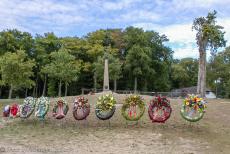 75 years after the Battle of Arnhem - Classic Car Road Trip: Memorial wreaths in front of the Airborne Memorial on Ginkel Heath. The Battle of Arnhem took place in September...