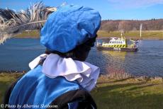 Intocht van Sinterklaas - Aankomst van Sinterklaas: Ieder jaar komt Sinterklaas met zijn Pieten per boot vanuit Spanje in Nederland aan. Sinterklaas is...