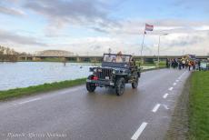 Intocht van Sinterklaas - Intocht van Sinterklaas in een Ford GPW Jeep uit 1942: November 2023, traditioneel komt Sinterklaas per stoomboot naar Nederland, maar...