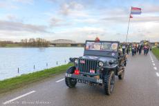 Intocht van Sinterklaas - Intocht van Sinterklaas in een Ford GPW Jeep uit 1942: November 2023, Over de dijk langs de uiterwaarden werd Sinterklaas naar ons...