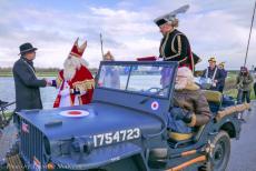 Intocht van Sinterklaas - Intocht van Sinterklaas in onze Ford GPW Jeep uit 1942, november 2023: Na een rit over de dijk werd Sinterklaas hartelijk welkom geheten door de...
