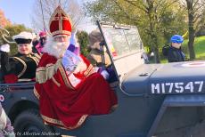 Intocht van Sinterklaas - Intocht van Sinterklaas in onze Ford Jeep uit 1942, november 2022:&nbsp;Sinterklaas is een oudere, statige man met lang wit haar en een lange...