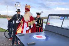 Intocht van Sinterklaas - Intocht van Sinterklaas in onze Ford Jeep uit 1942, november 2023: Sinterklaas en zijn page werden welkom geheten&nbsp;door de...
