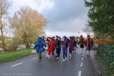 Intocht van Sinterklaas - Intocht van Sinterklaas in een Ford GPW Jeep uit 1942:&nbsp;De traditionele Zwarte Piet met de grote rode lippen was een bron van discussie in...