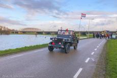 Intocht van Sinterklaas - Intocht van Sinterklaas in een Ford GPW RAF Jeep uit 1942, november 2023: Traditioneel komt Sinterklaas per stoomboot naar Nederland, maar vanwege...