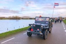 Intocht van Sinterklaas - Intocht van Sinterklaas in onze Ford GPW Jeep uit 1942, november 2023: Over de dijk langs de uiterwaarden werd&nbsp;Sinterklaas naar ons dorp...