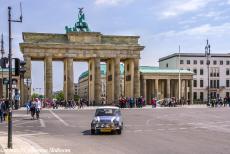Litouwen 2015 - Classic Car Road Trip, van Nederland naar Litouwen: Onze Mini Authi voor de Brandenburger Tor in Berlijn, Duitsland. De...