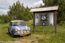 Litouwen 2015 - Classic Car Road Trip Litouwen: Onze Mini Authi bij een meetpunt van de Geodetische boog van Struve bij het dorp Meskonys, dichtbij...