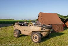 80 jaar na D-Day - Normandië, 80-jarige herdenking D-Day: Een van de leden van Keep Them Rolling is in het bezit van een Porsche/Volkswagen Schwimmwagen, een...