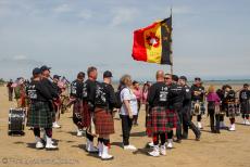 80 jaar na D-Day - Normandië, 80-jarige herdenking van D-Day: Een herdenkingsceremonie op Utah Beach, een doedelzakconcert bij het Landings Museum op Utah...