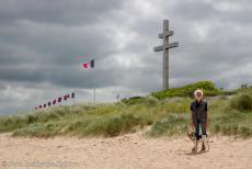 80 jaar na D-Day - Normandië 2024, 80-jarige herdenking D-Day: Het enorme Kruis van Lotharingen werd in 1990 op Juno Beach opgericht ter herdenking van de...