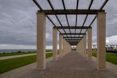 Normandië, 80 jaar na D-Day - Herdenkingsrit langs de invasiestranden van Normandië: Het British Normandy Memorial werd in 2021 geopend. Het indrukwekkende monument... Normandië, 80 jaar na D-Day - Herdenkingsrit langs de invasiestranden van Normandië: Het British Normandy Memorial werd in 2021 geopend. Het indrukwekkende monument...