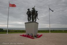 80 jaar na D-Day - Normandië, 80 jaar na D-Day: De D-Day Sculptuur bij het British Normandy Memorial in Ver-sur-Mer tijdens zonsondergang. Het...