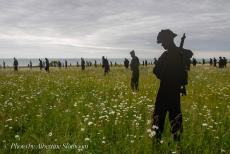 80 jaar na D-Day - Normandië, 80 jarige herdenking van D-Day: Standing with Giants, metalen silhouetten van soldaten bij het British Normandy Memorial...