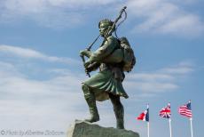 80 jaar na D-Day - Normandië, 80 jaar na D-Day: Het beeld van Piper William 'Bill' Millin bij Sword Beach, Colleville-Montgomery. Bill Millin was...