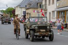 80 jaar na D-Day - Normandië 2024, 80 jaar na D-Day: Optocht van militaire voertuigen uit WOII door Bretteville-l'Orgueilleuse. Een groot aantal Jeeps nam...