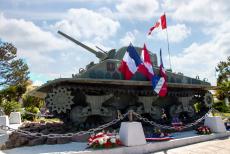 Normandië, 80 jaar na D-Day - Herdenkingsrit langs de invasiestranden in Normandië: Courseulles-sur-Mer, een Sherman DD Tank. De tank werd 27 jaar na D-Day uit de zee... Normandië, 80 jaar na D-Day - Herdenkingsrit langs de invasiestranden in Normandië: Courseulles-sur-Mer, een Sherman DD Tank. De tank werd 27 jaar na D-Day uit de zee...