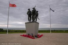 Normandië, 80 jaar na D-Day - Herdenkingsrit langs de invasiestranden: De D-Day Sculptuur bij het British Normandy Memorial in Ver-sur-Mer tijdens... Normandië, 80 jaar na D-Day - Herdenkingsrit langs de invasiestranden: De D-Day Sculptuur bij het British Normandy Memorial in Ver-sur-Mer tijdens...