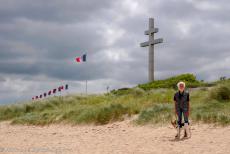 Normandië, 80 jaar na D-Day - Herdenkingsrit langs de landingsstranden in Normandië: Dit 18 meter hoge en 16 ton zware Kruis van Lotharingen werd in 1990 op Juno Beach... Normandië, 80 jaar na D-Day - Herdenkingsrit langs de landingsstranden in Normandië: Dit 18 meter hoge en 16 ton zware Kruis van Lotharingen werd in 1990 op Juno Beach...