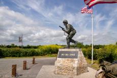 Normandië, 80 jaar na D-Day - Herdenkingsrit door Normandië: Langs de weg van Sainte-Marie-du-Mont naar Utah Beach staat een monument ter nagedachtenis aan Dick... Normandië, 80 jaar na D-Day - Herdenkingsrit door Normandië: Langs de weg van Sainte-Marie-du-Mont naar Utah Beach staat een monument ter nagedachtenis aan Dick...