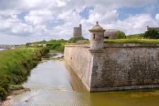 Normandië, 80 jaar na D-Day - Herdenkingsrit door Normandië: De vestingwerken van Vauban in Saint-Vaast-la-Hougue werden tijdens WOII door de Duitsers... Normandië, 80 jaar na D-Day - Herdenkingsrit door Normandië: De vestingwerken van Vauban in Saint-Vaast-la-Hougue werden tijdens WOII door de Duitsers...