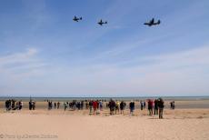 Normandië, 80 jaar na D-Day - Herdenkingsrit langs de invasiestranden: Enkele Dakota's vliegen boven Utah Beach tijdens de 80ste herdenking van D-Day. Utah was de... Normandië, 80 jaar na D-Day - Herdenkingsrit langs de invasiestranden: Enkele Dakota's vliegen boven Utah Beach tijdens de 80ste herdenking van D-Day. Utah was de...