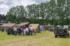 Normandië, 80 jaar na D-Day - Normandië, 80ste herdenking D-Day: Schoolkinderen uit Lantheuil brachten een bezoek aan onze camping om de voertuigen uit WOII te... Normandië, 80 jaar na D-Day - Normandië, 80ste herdenking D-Day: Schoolkinderen uit Lantheuil brachten een bezoek aan onze camping om de voertuigen uit WOII te...
