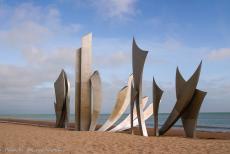 Normandië, 80 jaar na D-Day - Herdenkingsrit langs de invasiestranden in Normandië: Monument Les Braves op Omaha Beach in Saint-Laurent-sur-Mer. Het monument bestaat uit... Normandië, 80 jaar na D-Day - Herdenkingsrit langs de invasiestranden in Normandië: Monument Les Braves op Omaha Beach in Saint-Laurent-sur-Mer. Het monument bestaat uit...