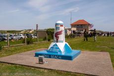 Normandië, 80 jaar na D-Day - Herdenkingsrit langs de invasiestranden: Milestone 00 op Utah Beach markeert de exacte landingslocatie waar generaal Theodore Roosevelt Jr. en... Normandië, 80 jaar na D-Day - Herdenkingsrit langs de invasiestranden: Milestone 00 op Utah Beach markeert de exacte landingslocatie waar generaal Theodore Roosevelt Jr. en...